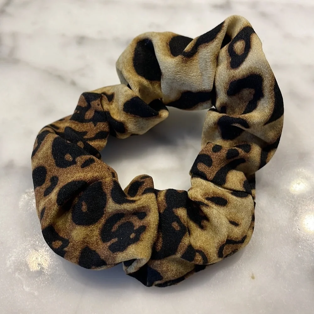 Noir Set of 3 Ombré Leopard Print Hair Scrunchies